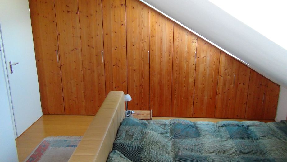 Lauschige 2-Zi.-Süd-DTW mit enormer Weite - zwischen Ortszentrum und altem Ortskern – Schlafzimmer - Einbauschrank