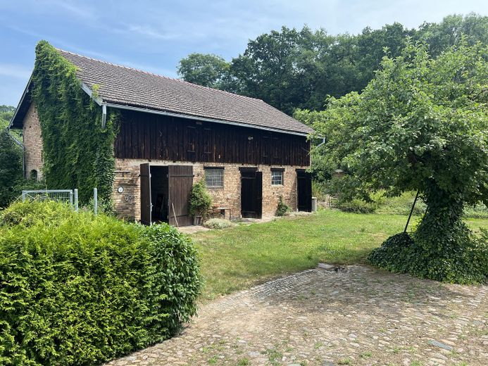 2 Familienhaus mit Scheune, Garagen und großem Garten – Stall/Scheune 