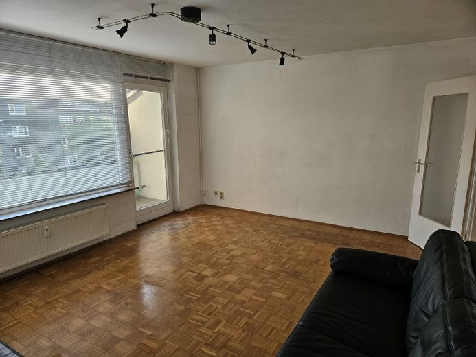 LIBERA Bellissimo luminoso e tranquillo appartamento di 2 locali con posto auto in autorimessa sotterranea Hannover-Misburg-Nord – Wohnzimmer2