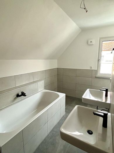 Hochwertiger Design-Neubau in Trennfurt (Von Privat) – Badezimmer oben