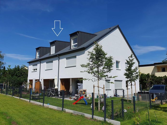 Energooszczędne i zdrowe mieszkanie: Nowy szeregowy dom z litego drewna z 6 pokojami w Obermenzing – Außenansicht mit Garten