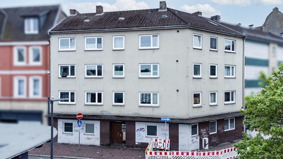 Modernisiertes MFH mit 13 Wohnungen und solider Ertragsbasis in zentraler Lage von Neumünster – Frontansicht