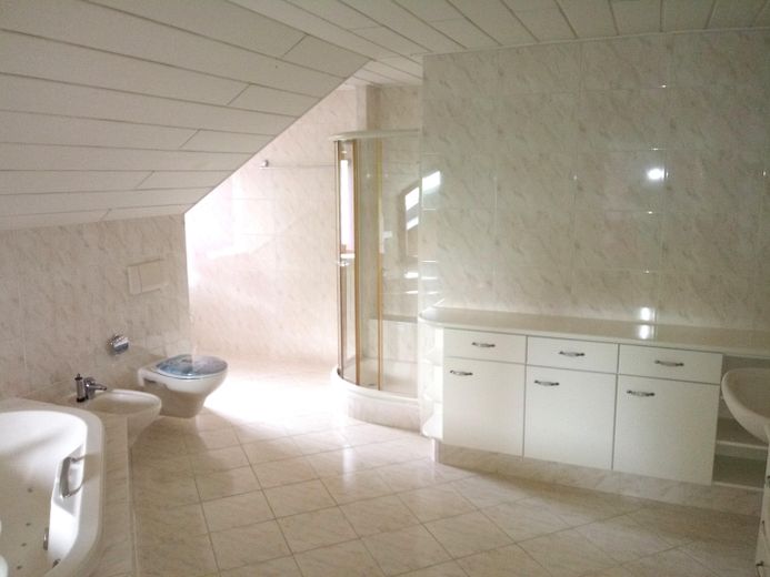 Habiter de façon idyllique dans l'Allgäu – spacieux appartement mansardé avec vue de rêve – Bad 1