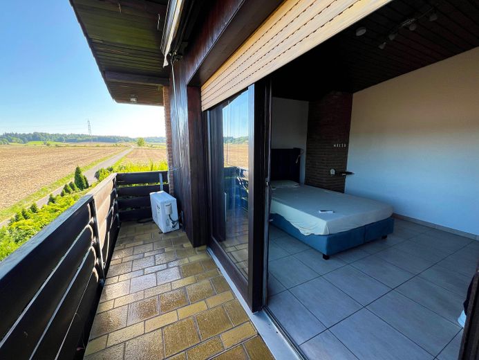 Schlafzimmer mit Balkonblick