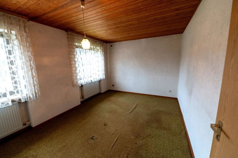 Einmaliger Vierseithof im LK Bamberg! Riesiges Grundstück, 2 x Haus, Halle, 6000 qm Bauland! Garten! – Haupthaus EG Kinderzimmer