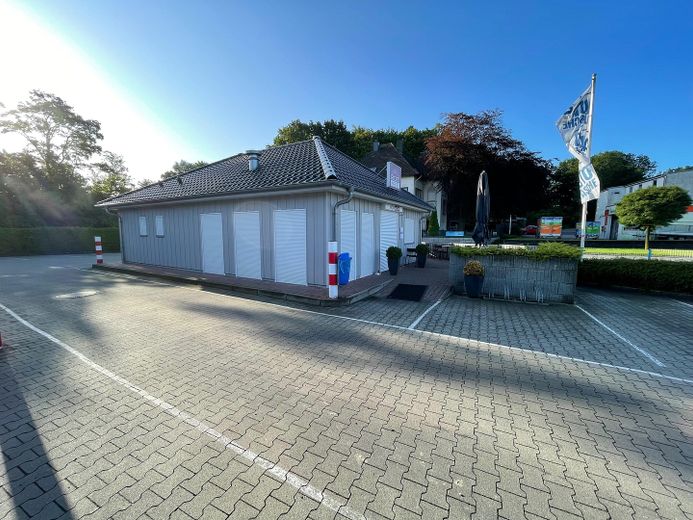 SB-Waschplatzanlage inclusive Imbiss mit Gastraum und Außenterrasse – Imbiss