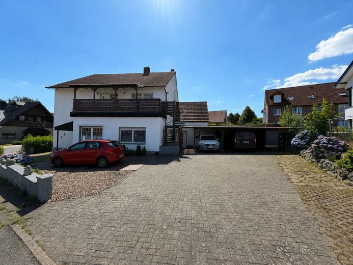 Großzügiges Zweifamilienhaus mit Einliegerwohnung und neuer Heizung – Bild 2