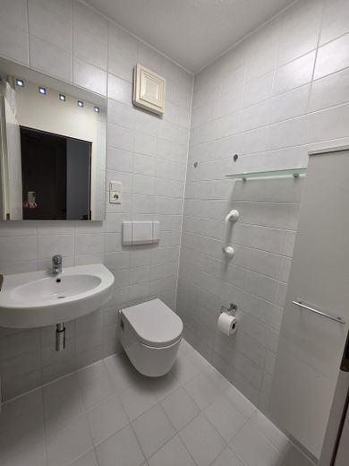 Schöner Wohnen, provisionsfreie/möblierte 1,5 Z-Whg.,2.OG, Lift, TG, 10 Min. U3, 5 % Rendite möglich – Badezimmer