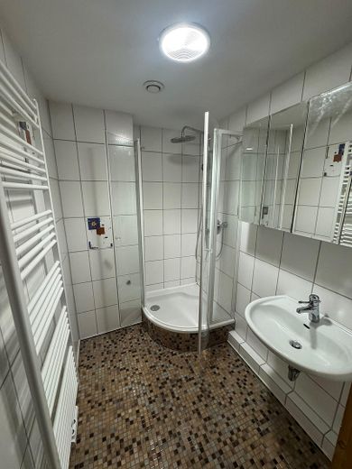 4 Zimmer Whg, 2. OG, renoviert mit EBK 650 plus 75 Euro Küche – Bad
