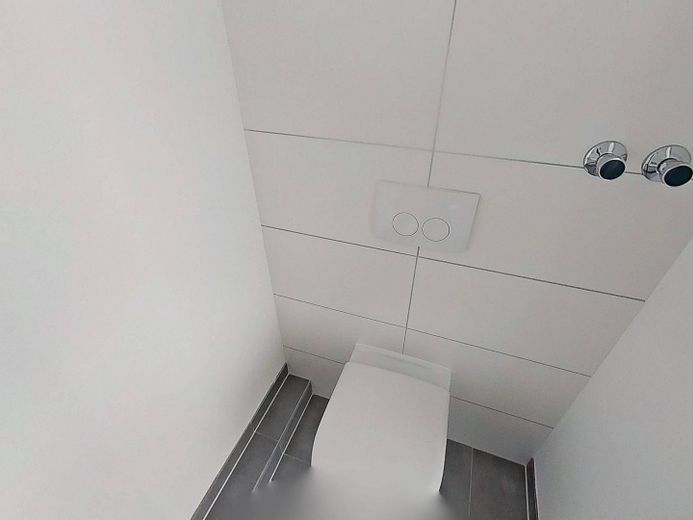 Hell und geräumig: 3-Zimmer-Wohnung. mit Balkon und Wannenbad in fußläufiger Nähe zur Innenstadt – Ansicht II: WC