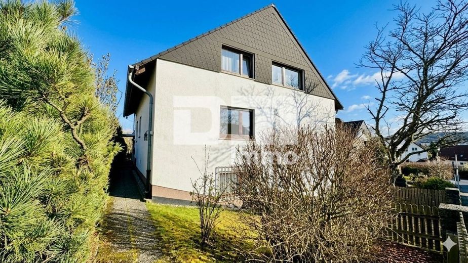 Gepflegtes 1 bis 2 Familienhaus in gesuchter Ortsrandlage mit Panoramablick – Frontansicht