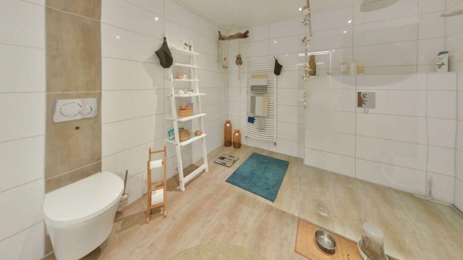 Resthof in echter Alleinlage: Modernisiert | 29.000 m² | 
Einliegerwohnung | Pferdehaltung | Pool – Badezimmer Barrierearm