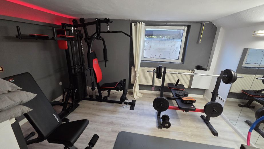 Bungalow familial de rêve avec 6,5 pièces et piscine à Wedemark – Fitnessraum