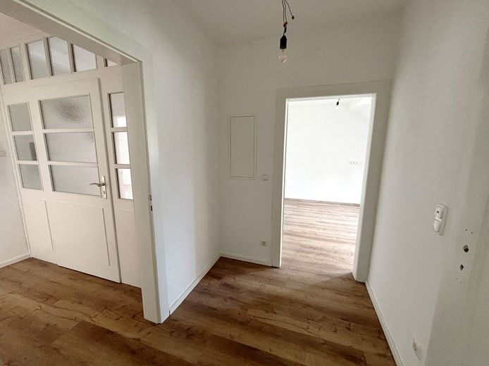 Erstbezug nach Sanierung: Helle 3-Zimmer-Wohnung mit Einbauküche &amp; Top-Dämmung - ideal für 1-2 Personen – Flur