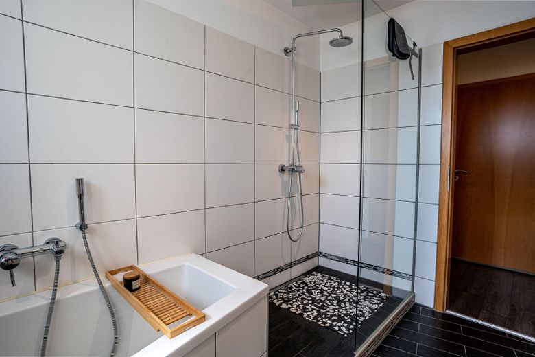 Excepcional piso en propiedad con jardín, terraza en la azotea, Wallbox y chimenea – Foto 8