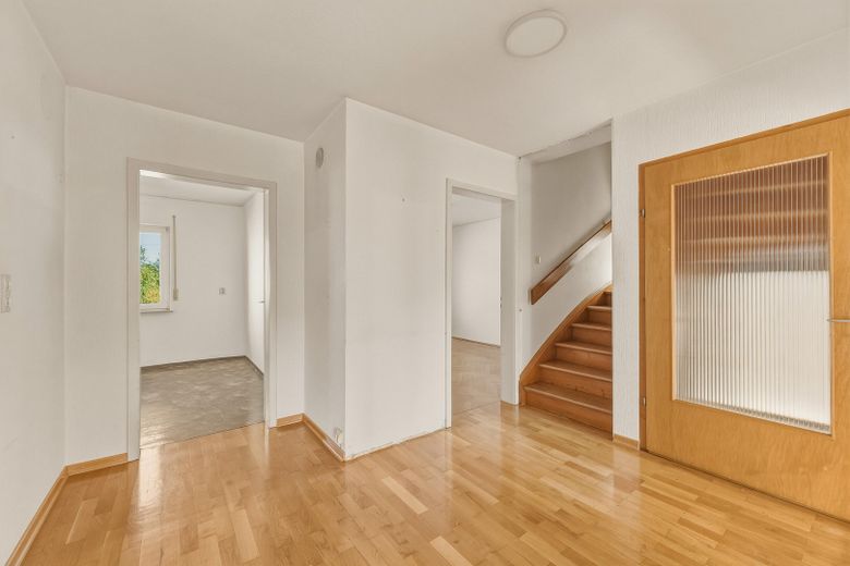 Familienhaus mit großem Garten und Potenzial – Flur