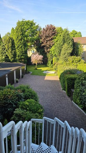 Blick auf Hof und Garten