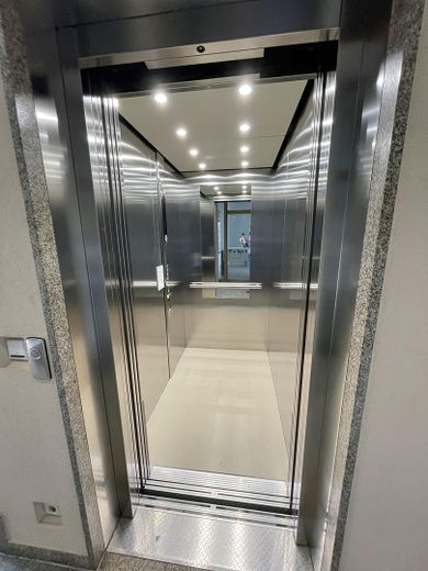 Einzelbüro erweiterbar bis ganze Etage Toplage-Sendling – Glasfaser – Aufzug – Parkplätze – Aufzug
