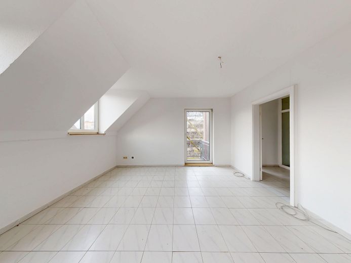 Provisionsfreie 5-Zimmer-Maisonette mit zwei Badezimmern und Balkon – Wohnzimmer