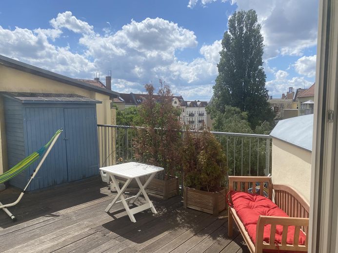 108 m² Altbauwohnung mit 30 m² Dachterrasse und zwei Balkonen im Samariterviertel – Foto 3