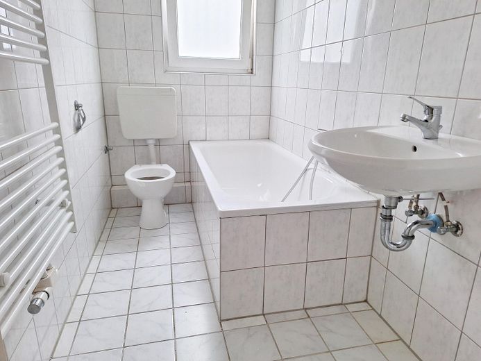 Sanierte 3,5 Zimmer-KDB Wohnung (ca. 70 qm) mit Einbauküche und Balkon / Holsterhausen – Badezimmer