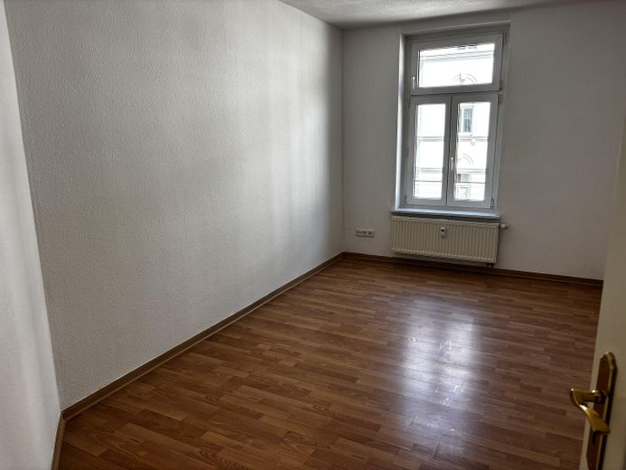 Luminoso appartamento di 3 locali con ascensore, nuova cucina componibile e bagno rinnovato – Helles Zimmer 1