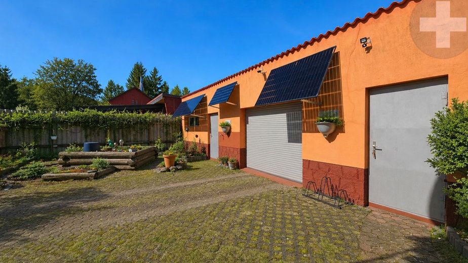Haus mit geschütztem Innenhof &amp; vielseitigem Zusatzraum in Stülpe: RUHE. PRIVAT. MÖGLICHKEITEN. – Nachhaltig gedacht - Garage mit Balkonkraftwerken &amp; praktischem Stauraum
