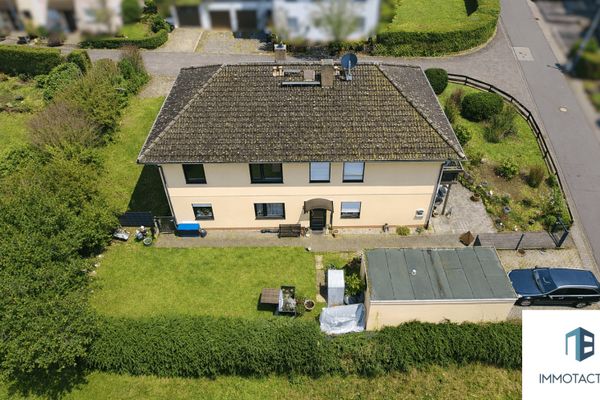 Einfamilienhaus mit Einliegerwohnung, PV-Anlage & 2 Garagen - Viel Platz und Potenzial