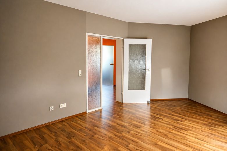 شقة 2 غرفة بتقسيم جيد مع موقف في مرآب تحت الأرض وشرفة في Hannover-Davenstedt – Wohnzimmer