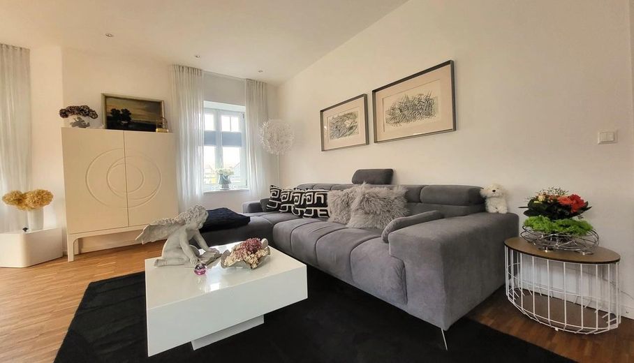 Großzügige 2-Zimmer-Wohnung, hochwertige Einbauküche, Innenstadt, Südbalkon – Wohnzimmer