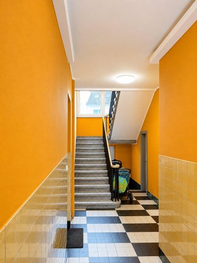Kölner Südstadt: Günstig unter Marktwert kaufen & gewaltiges Mietsteigerungspotenzial sichern! – Hausflur
