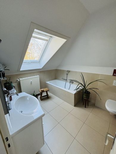 Außergewöhnliche Dachgeschosswohnung (135 m²) in historischer Villa in Aumühle – Bad mit Badewanne und Dusche