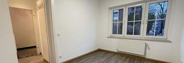 WG-Zimmer mit großem Fenster