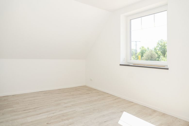 Neubau Erstbezug -  energieeffiziente Mittelwohnung im Reihenhaus für Familien zu vermieten – Zimmer OG (Baugleich)