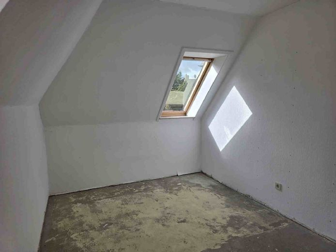 !Provisionsfrei! Sanierungsbedürftiges Einfamilienhaus! – OG Zimmer 2