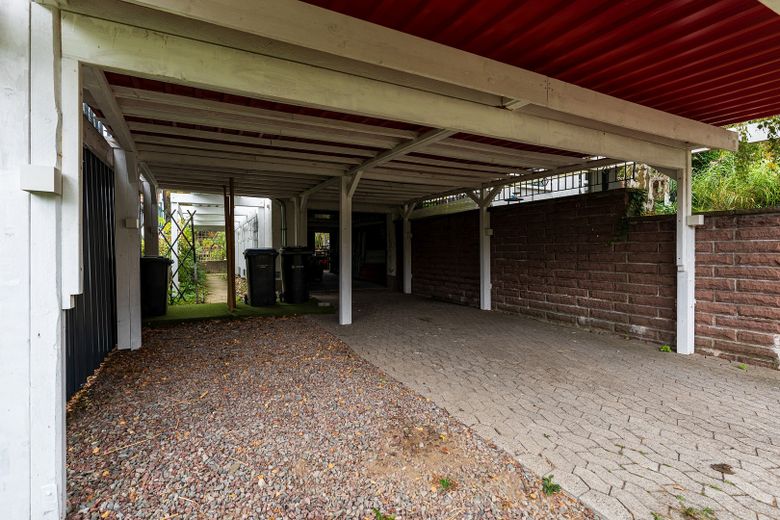 vielseitig verwendbares Zweifamilienwohnhaus im anerkannten Naturschutzgebiet – Carport links am ZFWH
