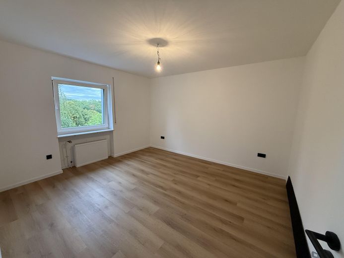 Hochwertig kernsanierte 3-Zimmer-Wohnung mit Loggia und Stellplatz in Nürnberg-Zabo – Schlafzimmer