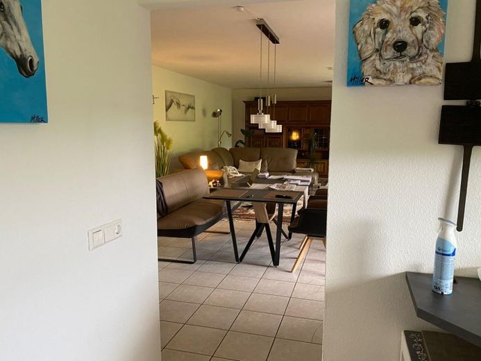 Blick von Küche ins Wohnzimmer