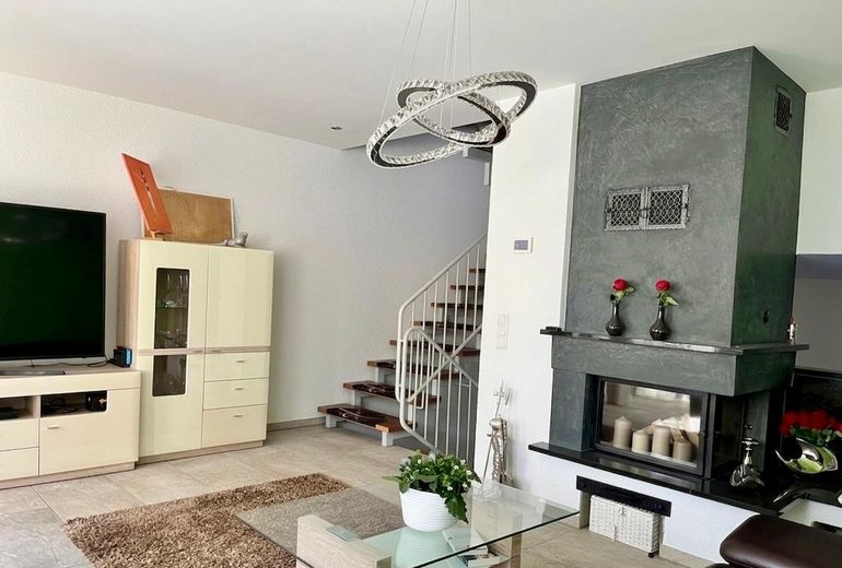 Modernisiertes Split-Level-Reihenhaus mit Garten, Kamin, PV-Anlage & Tesla Powerwall in Bernhausen – Wohnzimmer