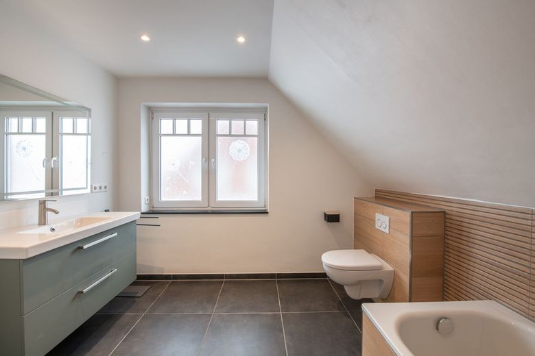 1-Fam. Haus in Harrislee inkl. tollem Grundriss, EBK &amp; Fernwärme – DG Badezimmer inkl. FB-Heizung 1 4