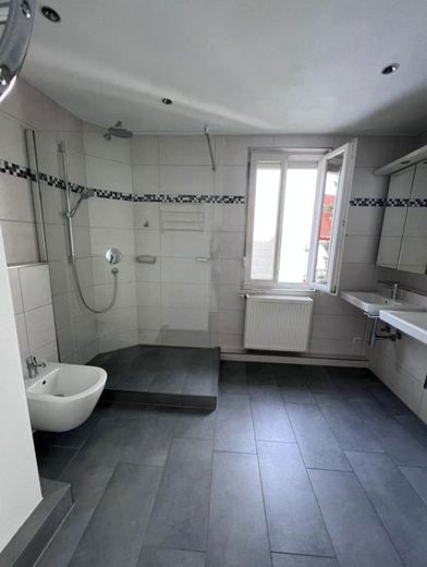 Modern geschnittene Maisonette im Dachgeschoss — zentrumsnah in Stuttgart‑Feuerbach – Bad