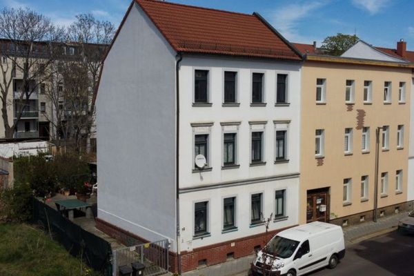 Mehrfamilienhaus mit drei Wohneinheiten und zusätzlichem Bebauungspotenzial