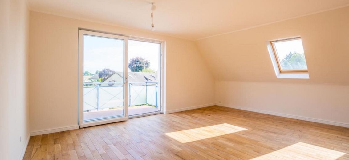 Wohnzimmer mit Balkon