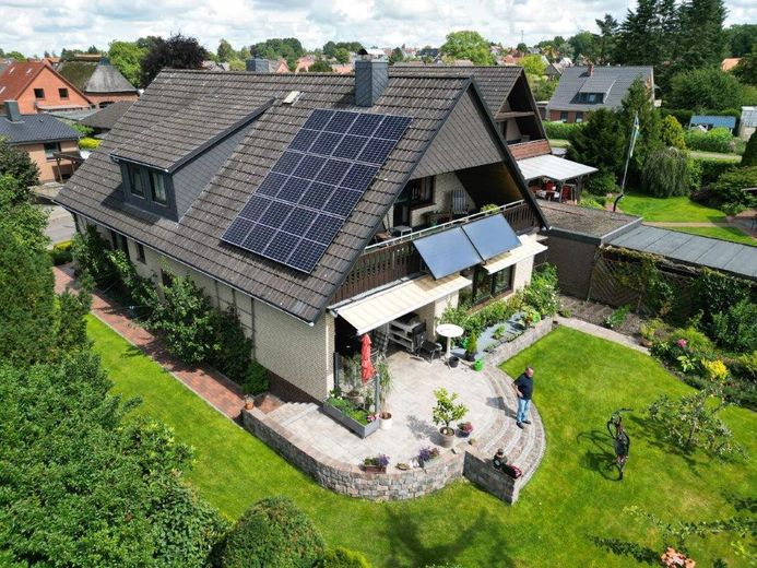 Exclusive House with Garage and Three Parking Spaces – Ansicht mit PV West-Ostseite