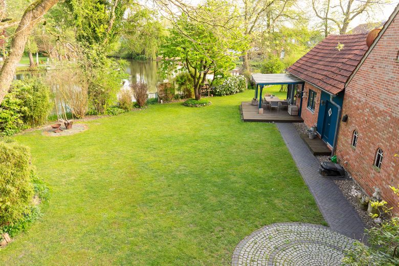 Garten mit Teichzugang