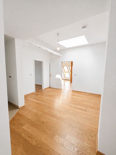 ब्रोकर कमीशन-मुक्त! ऊपरी मंज़िल, 91m², 2 टैरेस, 2.5 कमरे – Essdiele mit Oberlicht
