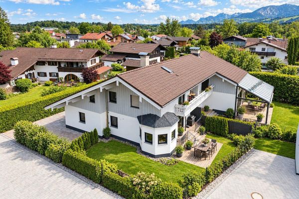 Provisionsfrei: Kernsanierte Doppelhaushälfte mit Erker, Kachelofen und Südgarten – Thansau am Inn