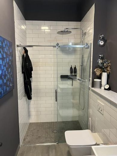 Viel Platz für den Alltag in dieser modernisierten 4-Zimmer-Loftwohnung in Lichtenberg – Gästebad