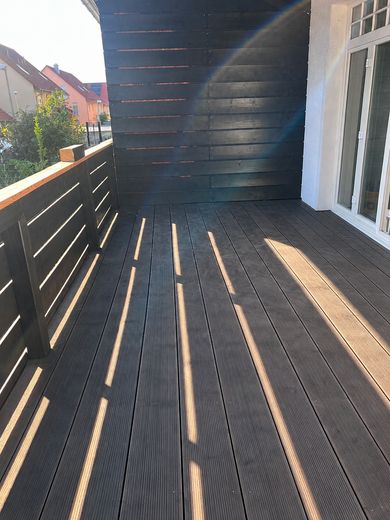 Obertraubling'de tekil tarihi eser statüsündeki sıra ev – überdachte Terrasse