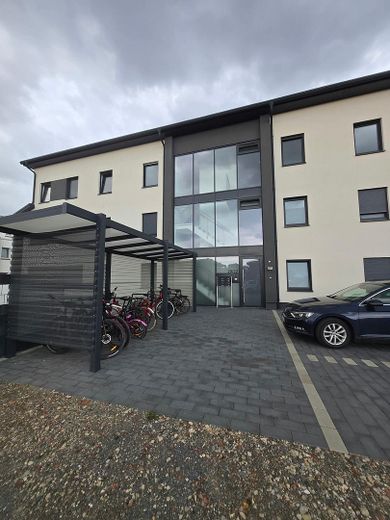 Stillvolle 4-Zimmer EG Neubauwohnung KFW 40 (Wärmep.+PV) mit Terrasse, Garten, Parkplatz – Frontansicht Hauseingang